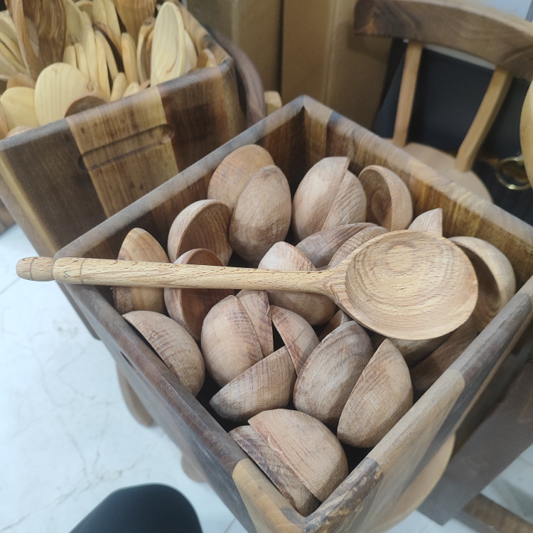 قاشق چوبی