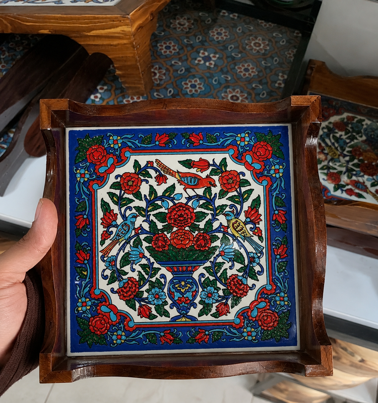 سینی چوبی با کف کاشی طرح سنتی | سینی پذیرایی چوبی دست ساز با کاشی دکوراتیو طول و عرض 22