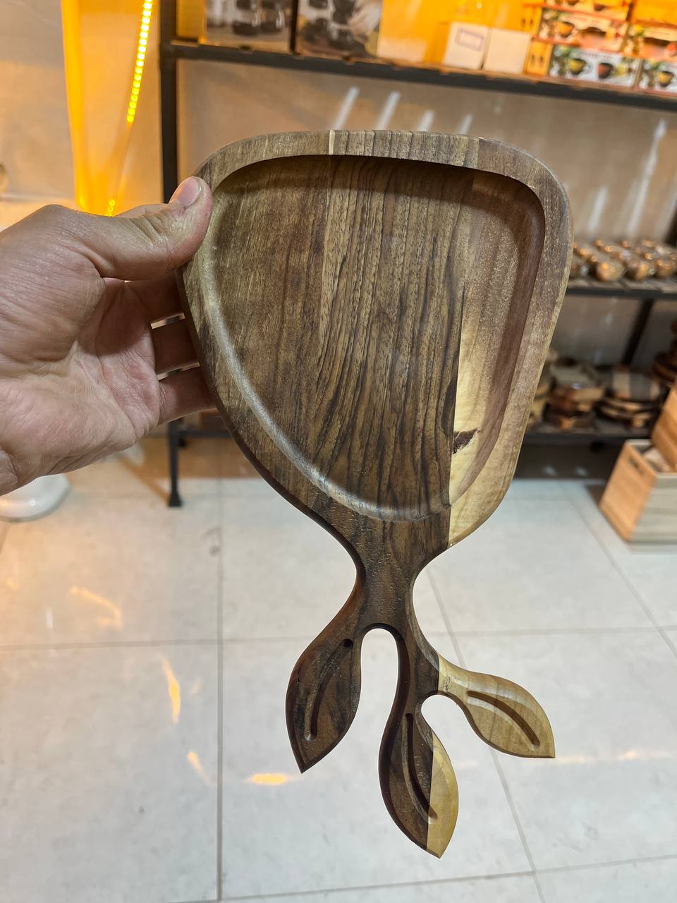 چوب سرو مثلث برگ چوب گردو  ابعاد ۱۵*۲۵*۲